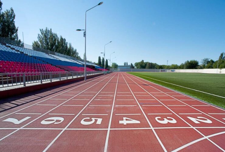 As melhores maneiras de encontrar uma pista de corrida perto de você e um treino para iniciantes para experimentar